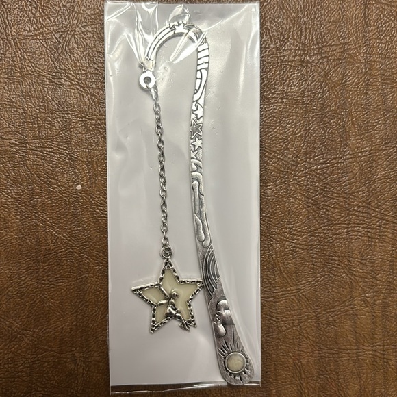 Choice of 1 Glow in the Dark Silver Bookmarks - Picture 4 of 4